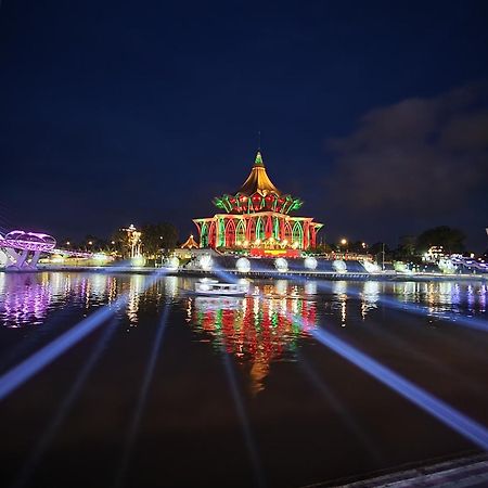 Riverbank Suites Kuching Waterfront Exteriör bild