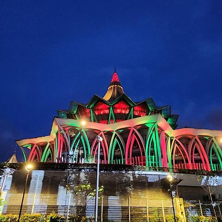 Riverbank Suites Kuching Waterfront Exteriör bild