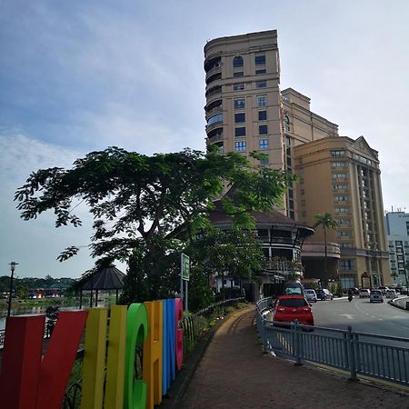 Riverbank Suites Kuching Waterfront Exteriör bild