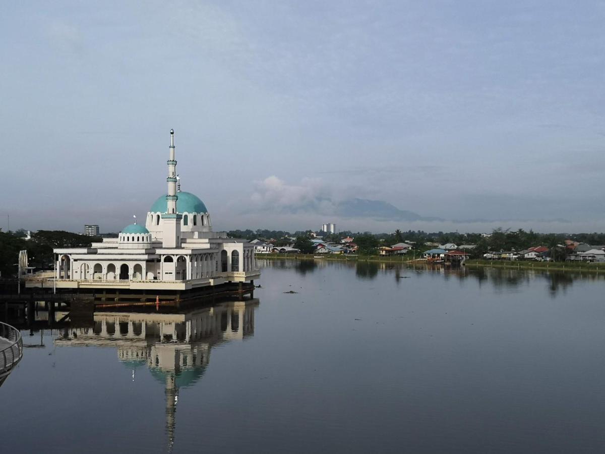 Riverbank Suites Kuching Waterfront Exteriör bild