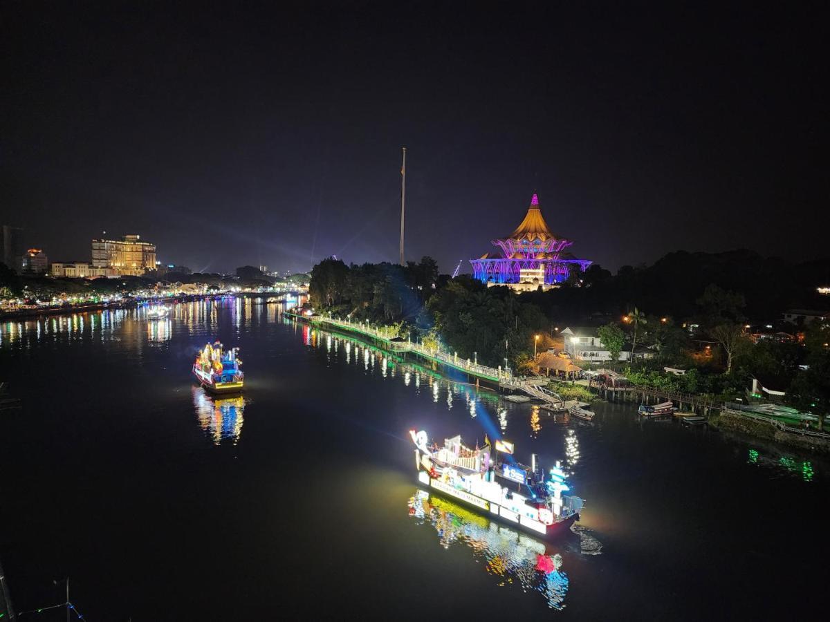 Riverbank Suites Kuching Waterfront Exteriör bild