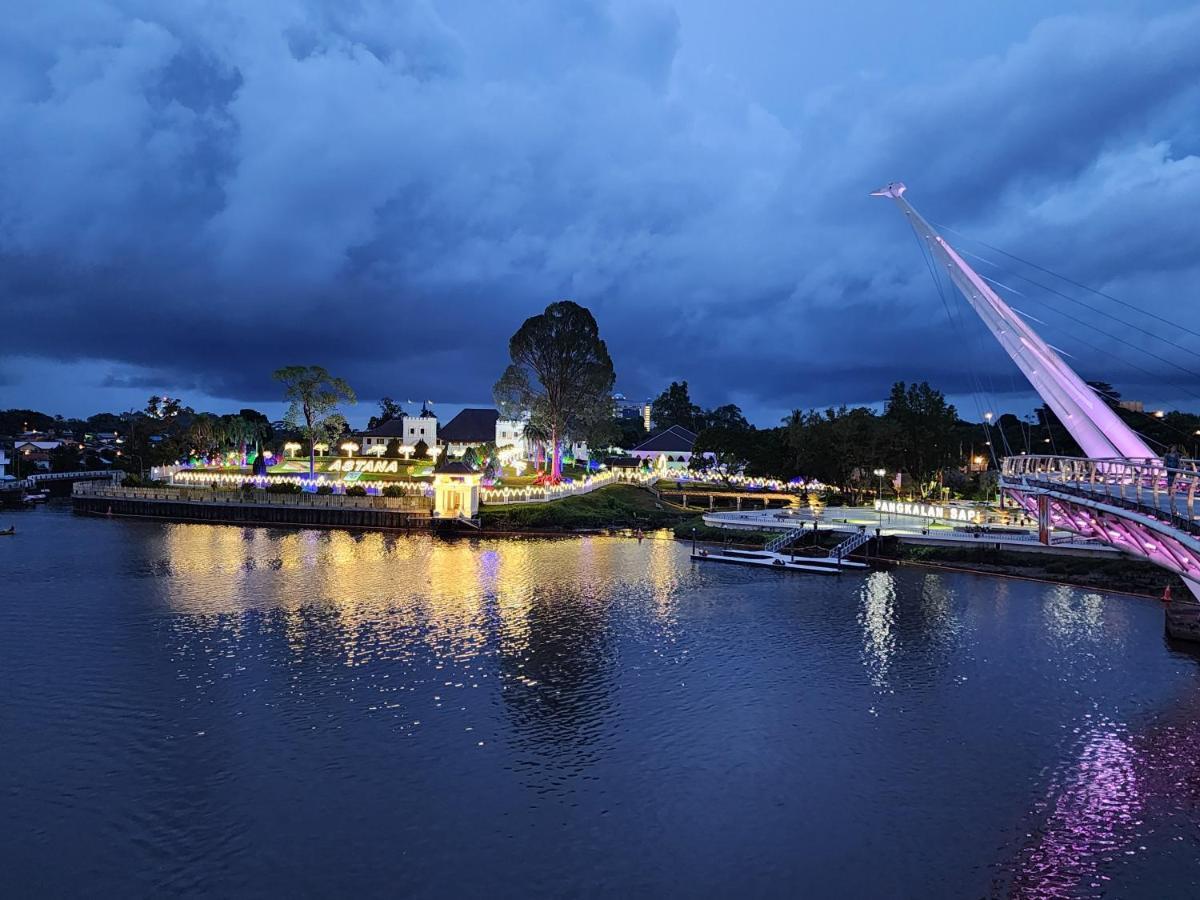 Riverbank Suites Kuching Waterfront Exteriör bild