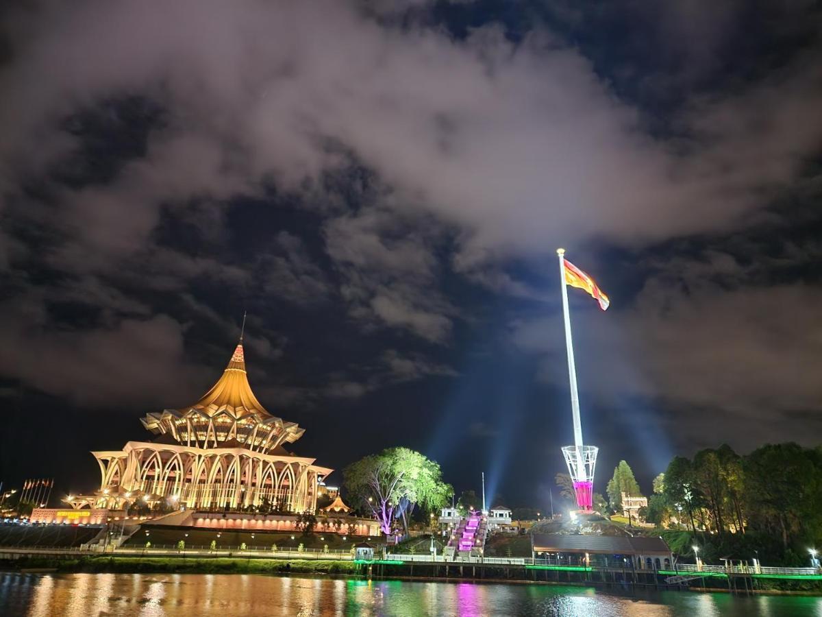 Riverbank Suites Kuching Waterfront Exteriör bild