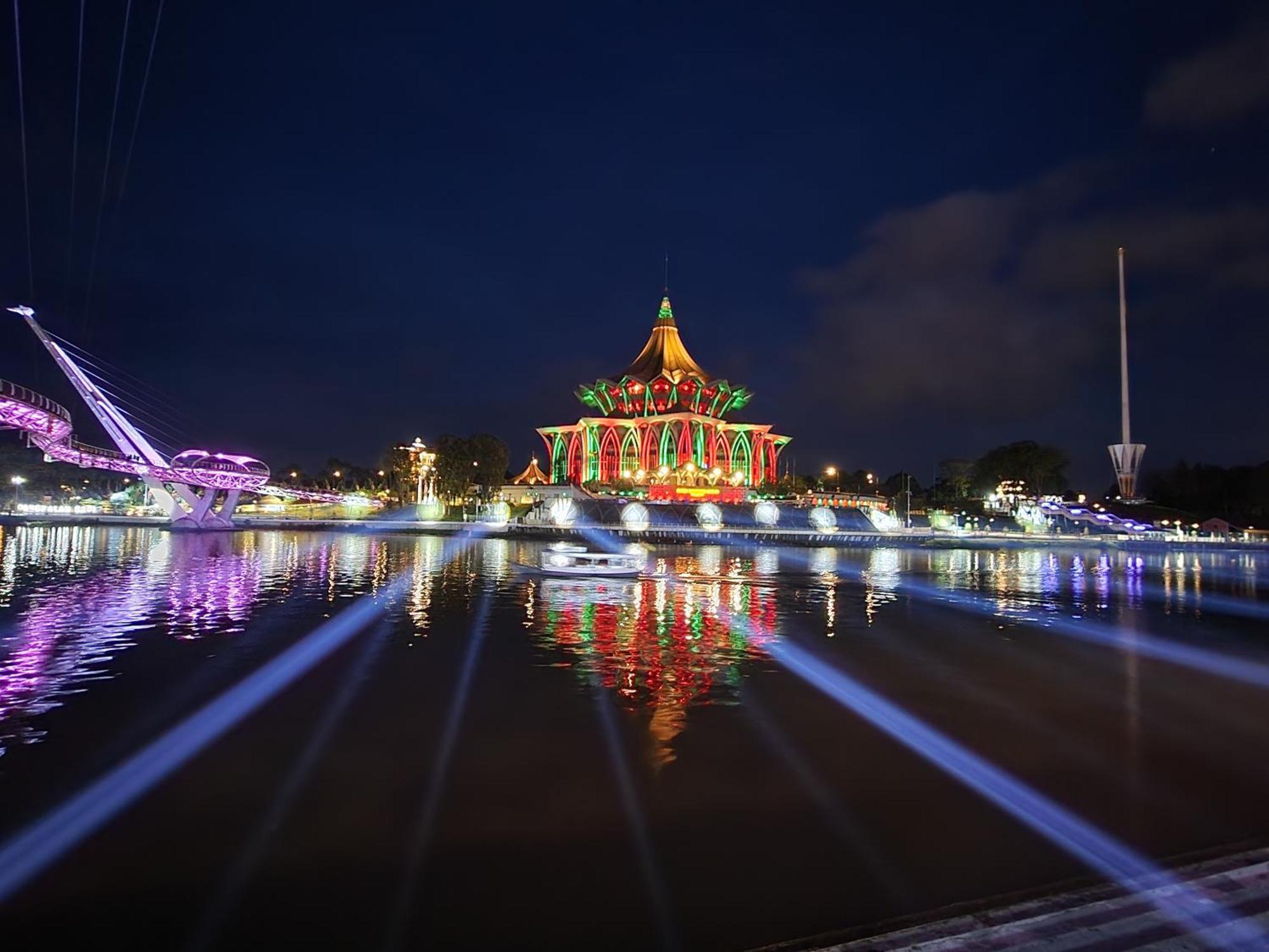 Riverbank Suites Kuching Waterfront Exteriör bild