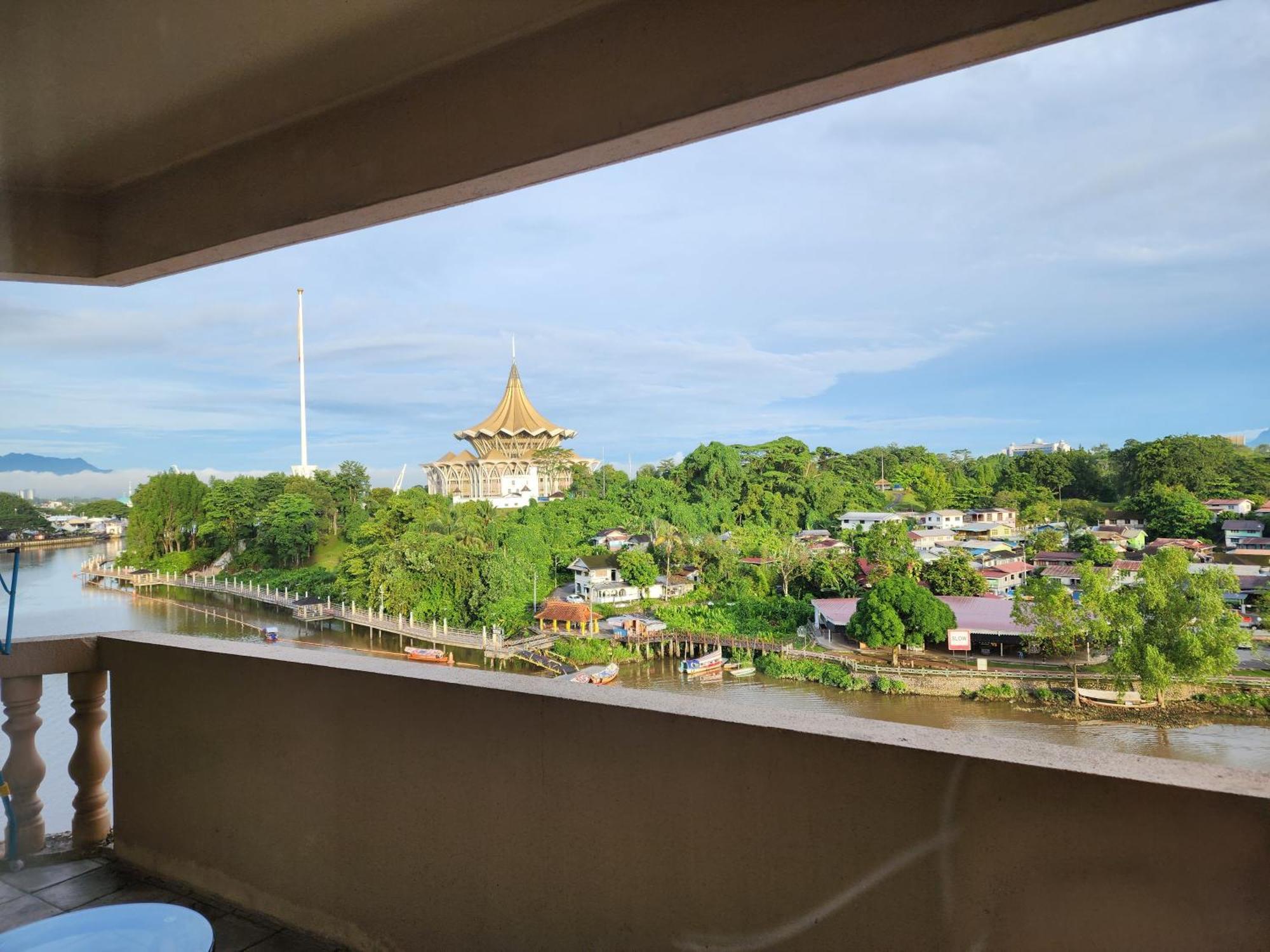 Riverbank Suites Kuching Waterfront Exteriör bild