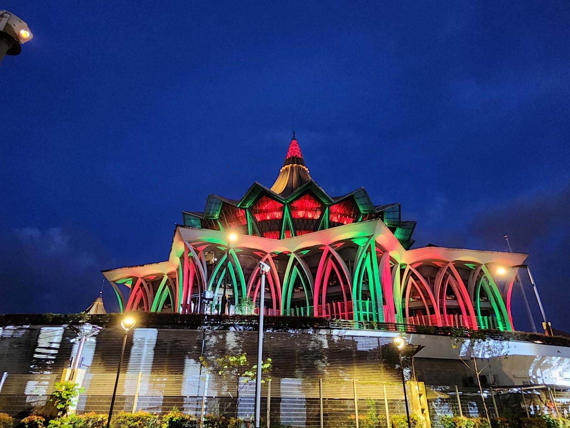 Riverbank Suites Kuching Waterfront Exteriör bild