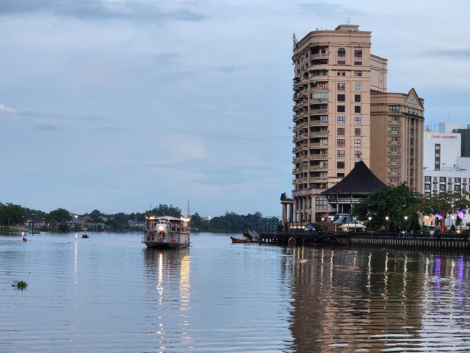 Riverbank Suites Kuching Waterfront Exteriör bild