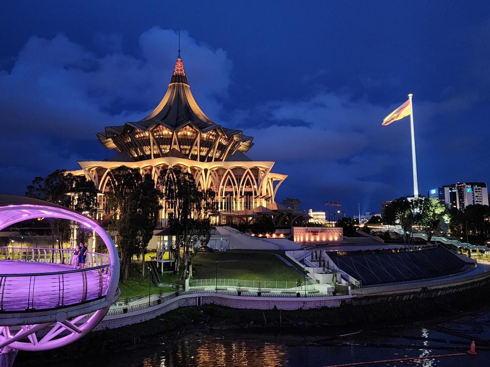Riverbank Suites Kuching Waterfront Exteriör bild